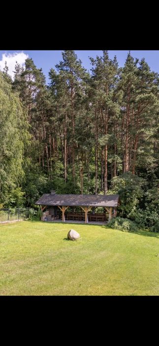 Domek w lesie nad jeziorem