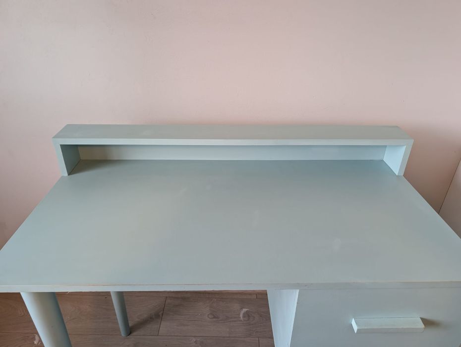 Piękne drewniane biurko w kolorze błękitnym/miętowym