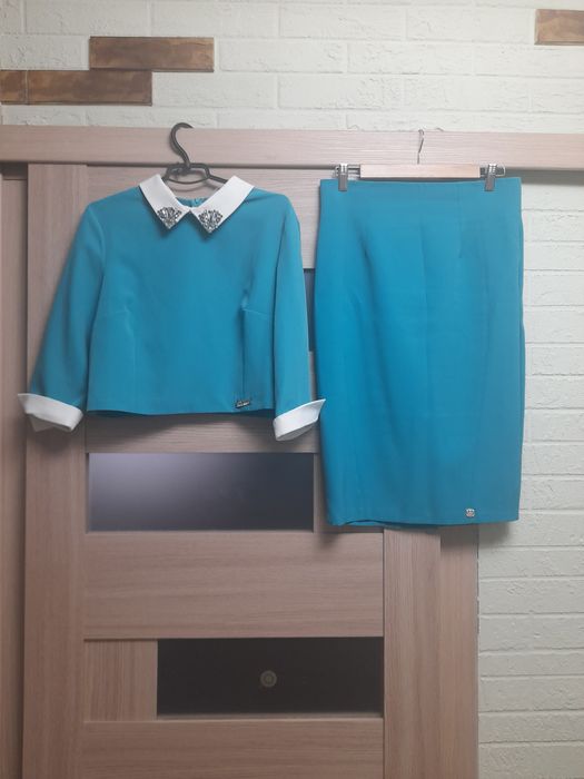 Діловий, святковий жіночий костюм