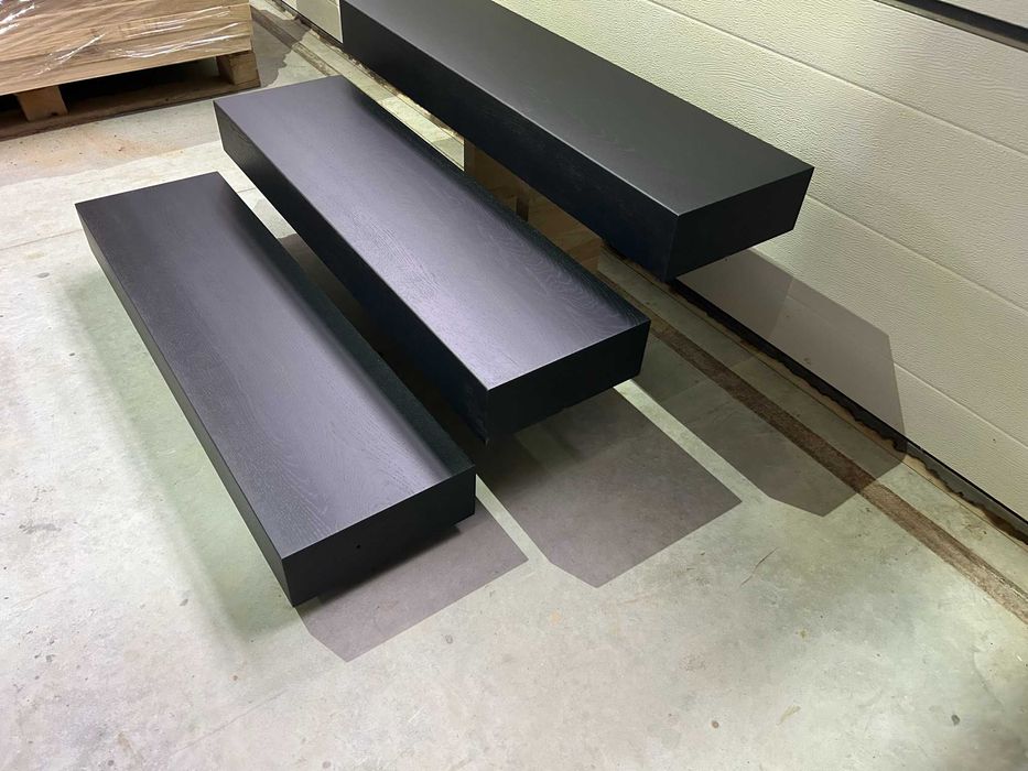 Stopnie półkowe dębowe czarne schody wspornikowe