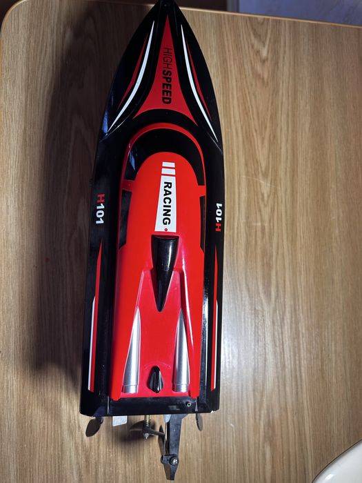 Моторний катер на пулті управління