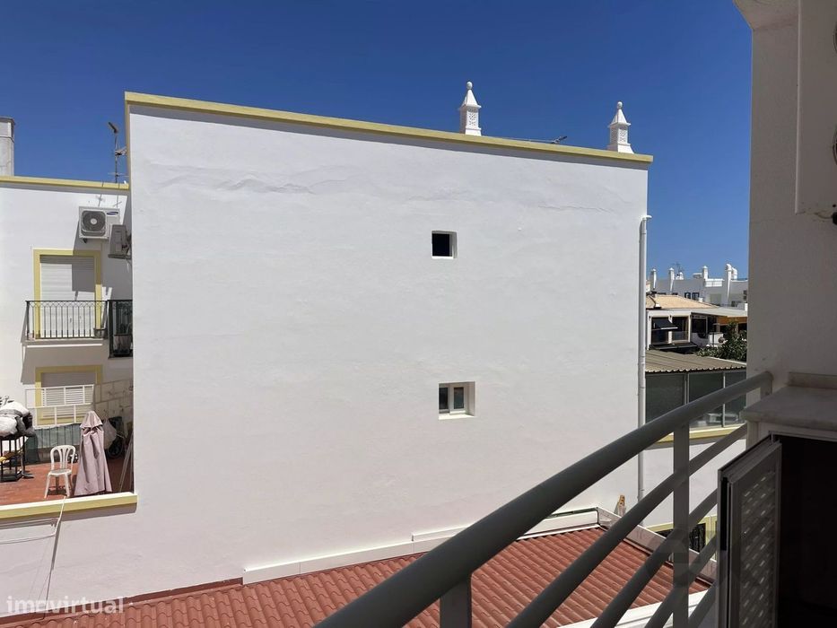 T2 mobilado com terraço e estacionamento no centro de Cabanas de Tavir