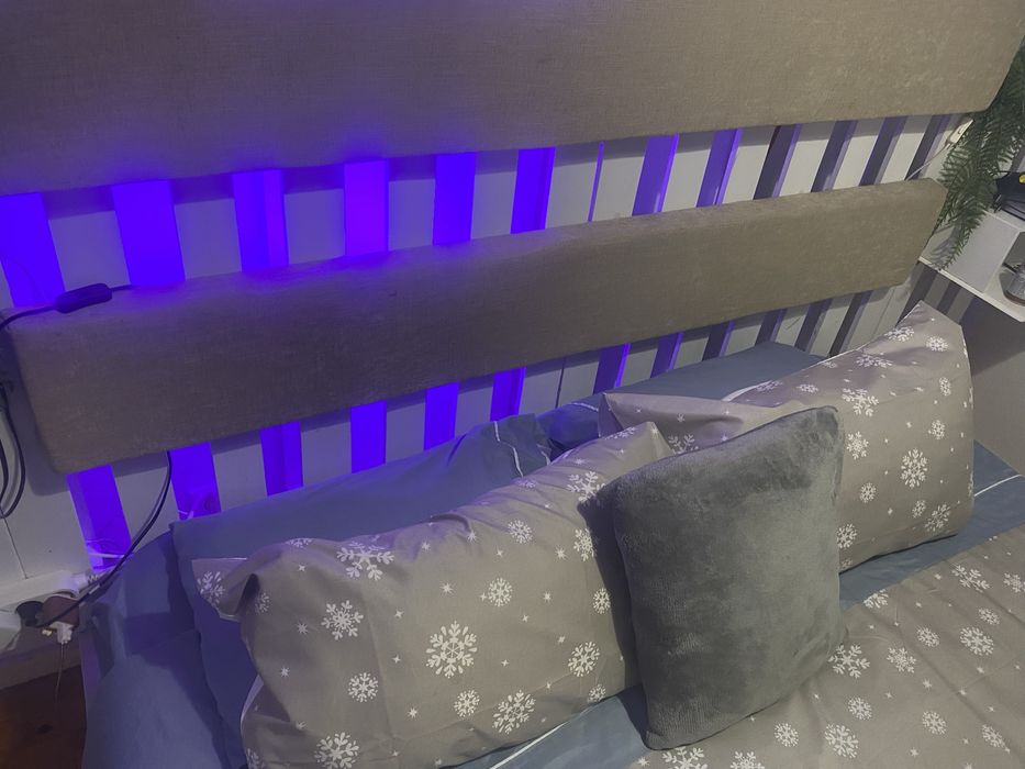 Cama de casal com cabeceira e luzes led