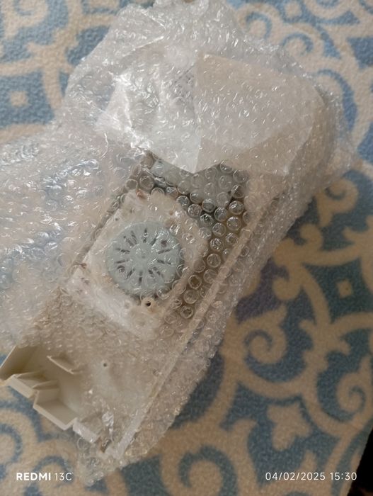 Motor, ventilação e minuteria de microondas intactos e a funcionar.