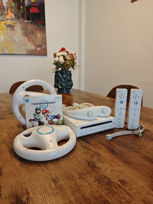 Wii com 2 comandos e Mario Kart