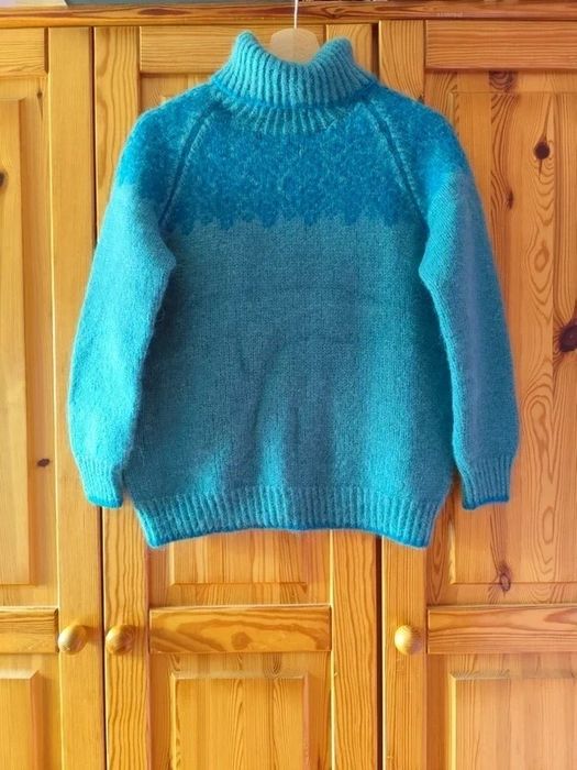 Sweter z golfem House of Yarn