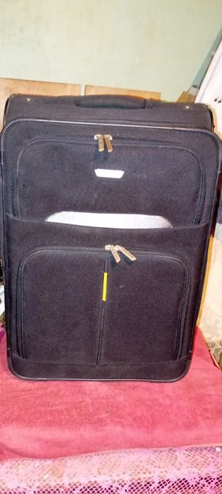 Чемодан на колесиках.