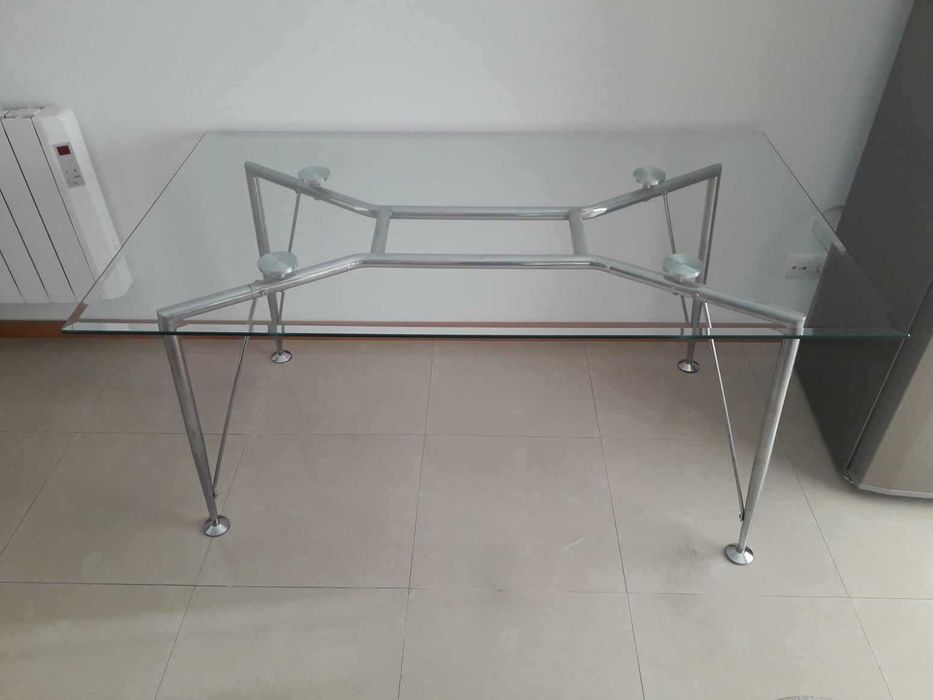 Mesa de jantar com tampo de vidro