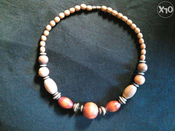 Colar de madeira em contas e cor terra