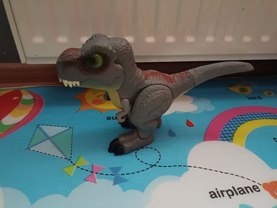 Dinozaur chodzący grający