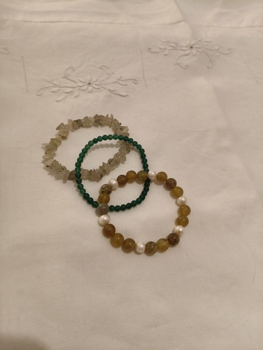 Conjunto de três pulseiras em vários tons de verde