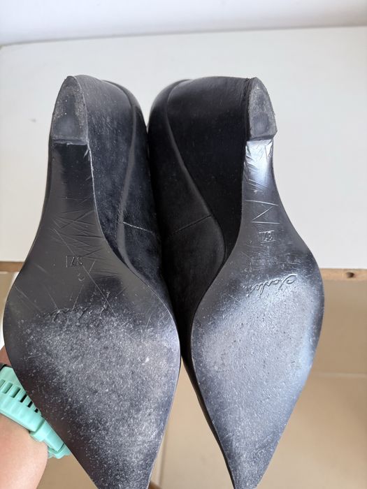 Sapatos pretos em pele