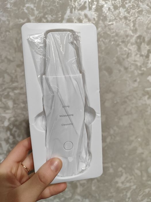 Ультразвуковий скрабер для чистки обличчя.