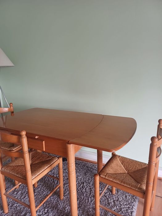 Mesa extensivel com cadeiras