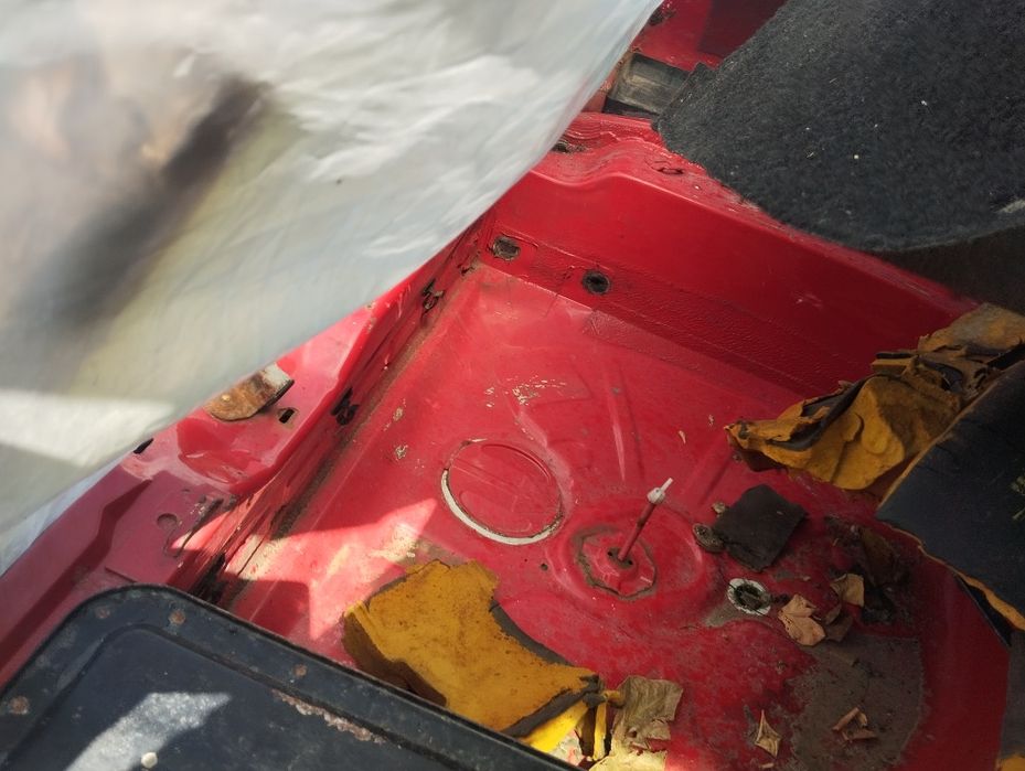 Продам кузовні запчасті пас б3 б4 авді крила стакани пораги