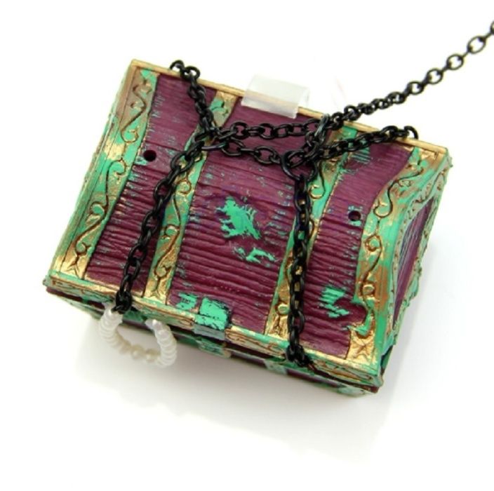 Водолаз с сундуком в аквариум