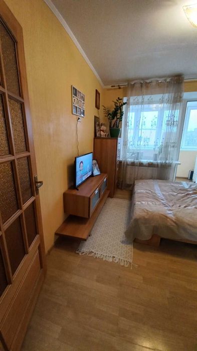 Трикімнатна квартира на Південно-Заході, хороший стан.