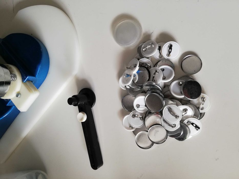 Máquina para fazer pins