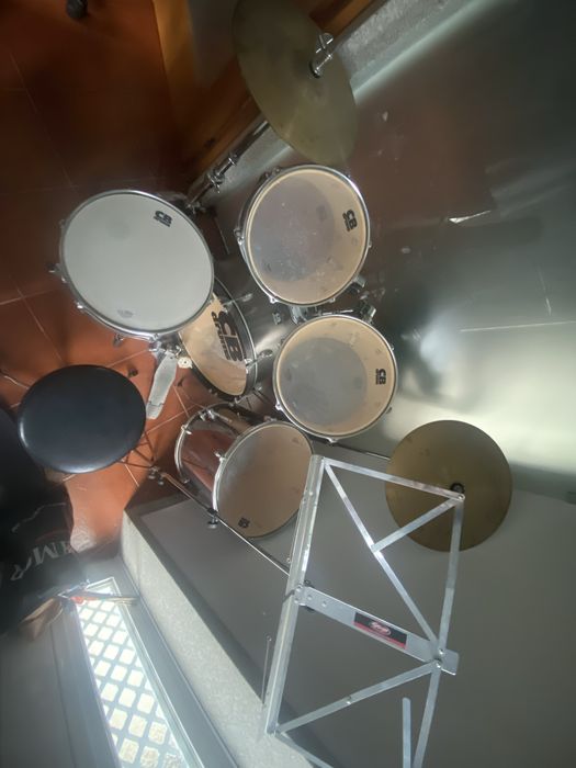 Bateria CB Drums + Suporte pratos de choque Sonor + sup pautas