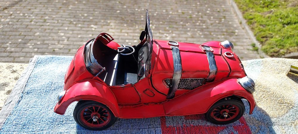 Réplica de carro antigo de cor vermelha