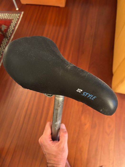 Selim almofadado de adulto para bicicleta.