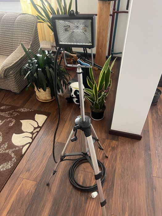 Halogen z tripodem