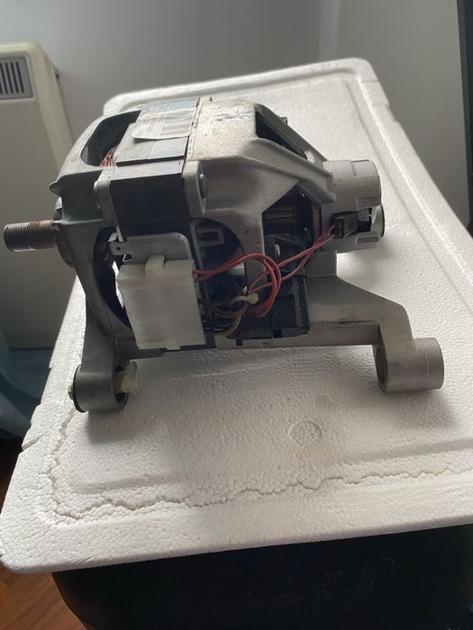Motor de máquina de lavar Indesit a funcionar