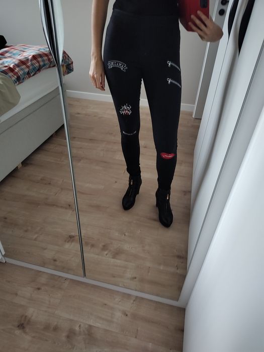 Czarne rockowe jegginsy/spodnie z naszywkami - House