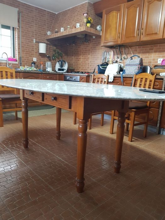 Mesa Tulip com tampo em mármore carrara da area