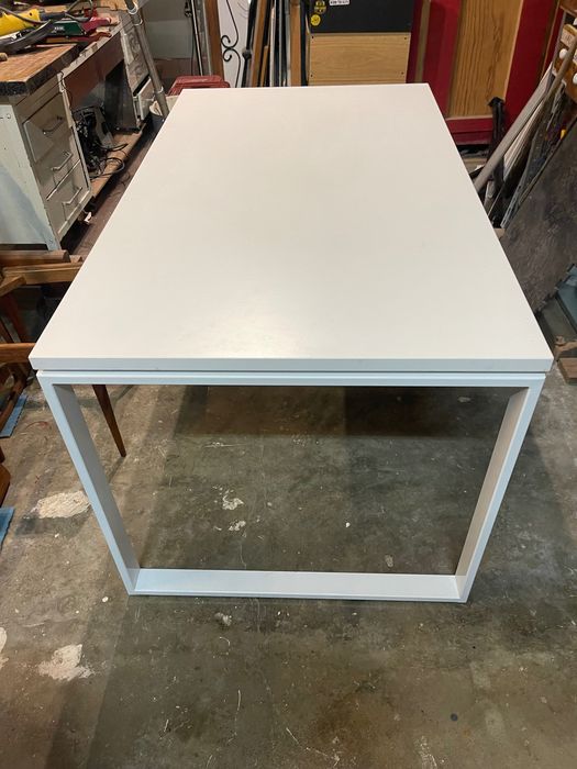 Mesa branca com pés de metal