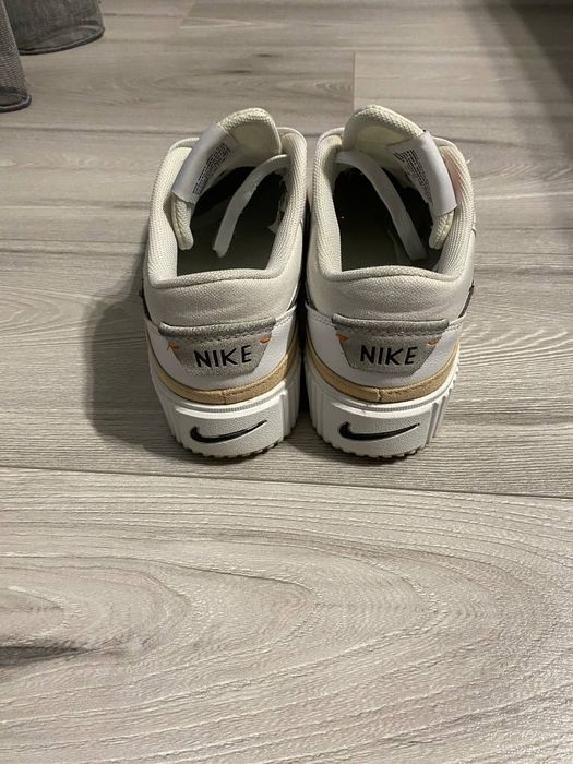 Кросівки жіночі Nike court legacy