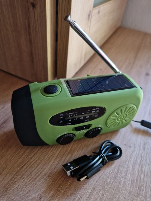 Rádio com carregamento solar e de mola. Com lanterna. Novo