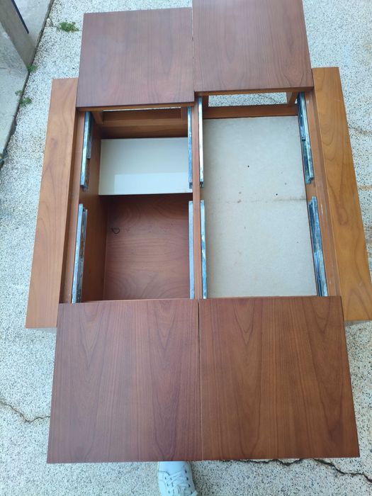 Mesa de centro com gavetas