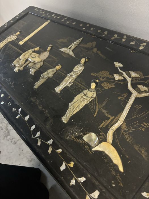 Bau/ Arca de madeira com desenhos madre pérola