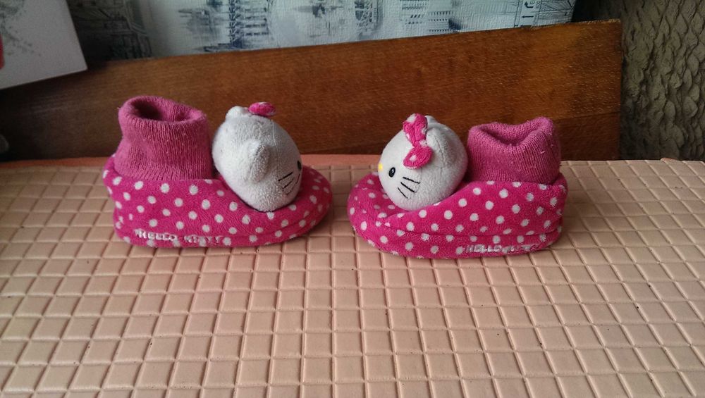Плюшевые тапочки Hello Kitty размер 7-8 в хорошем состоянии