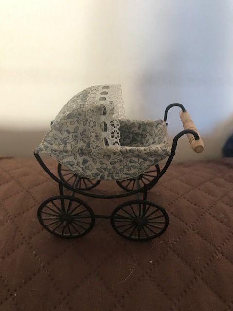 Miniatura de carrinho Bebé antigo