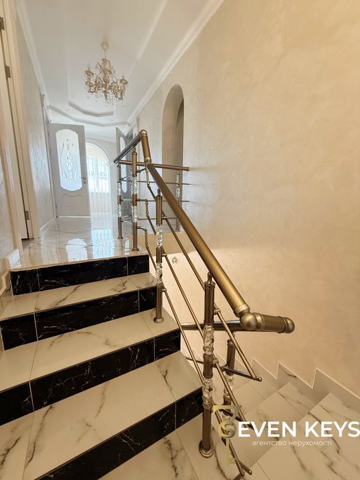 Продаж 2 поверхового будинку з гаражем і ділянкою на 10 соток, 218м²