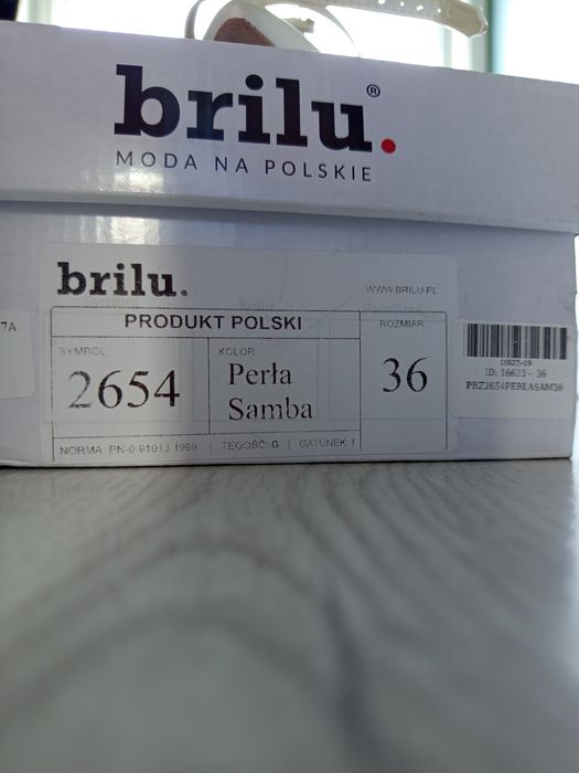 Buty ślubne na słupku