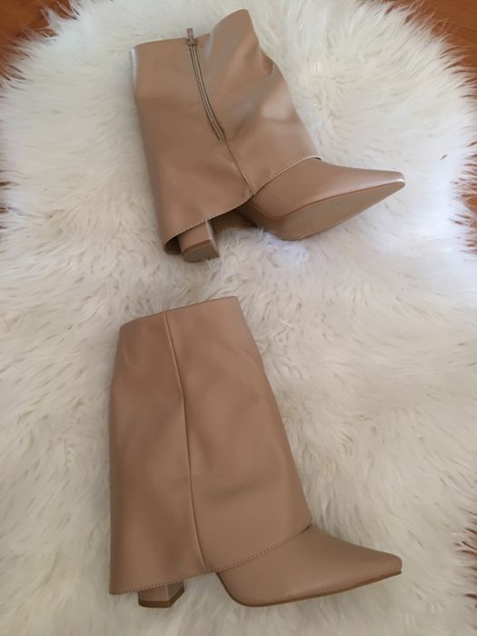 Botas Cremes com Salto Alto