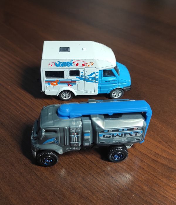 Продам металеві машинки.