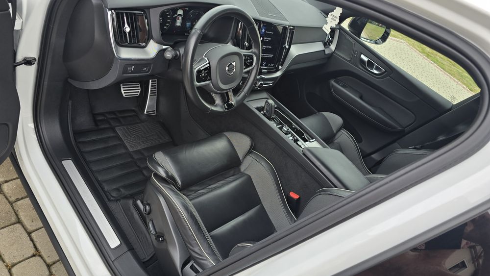 Volvo xc60 R- Line -Biała perła- Bezwypadkowy