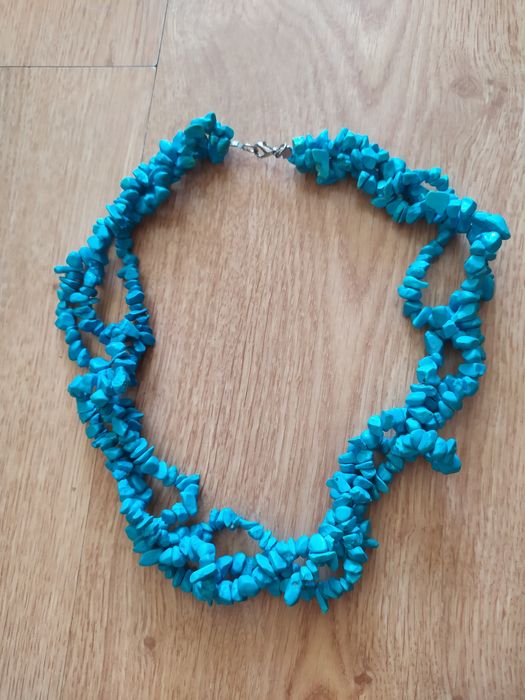 Різнокольорові буси, браслети