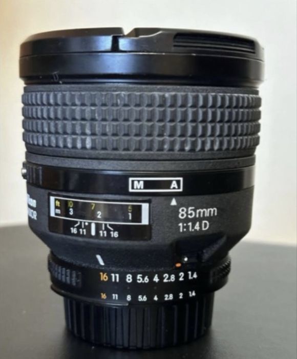 Портретний об'єктив Nikon 85mm f/1.4D
