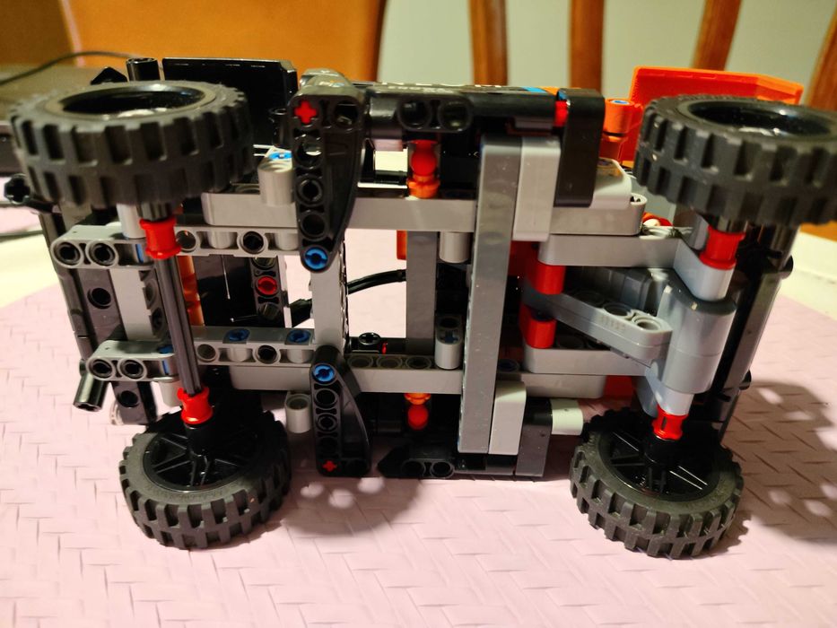 Lego Technic  pojazd Neom 42166