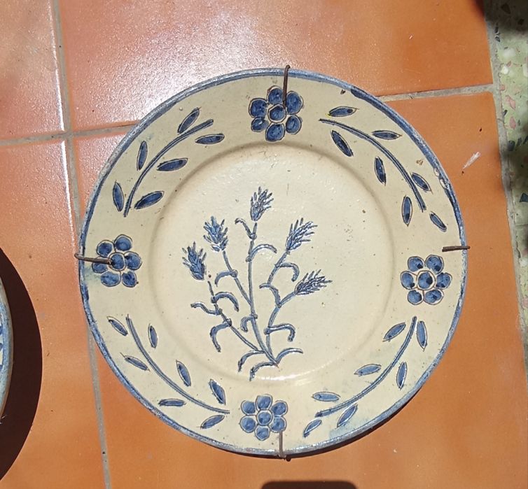 Diversos pratos de barro antigos ver fotos