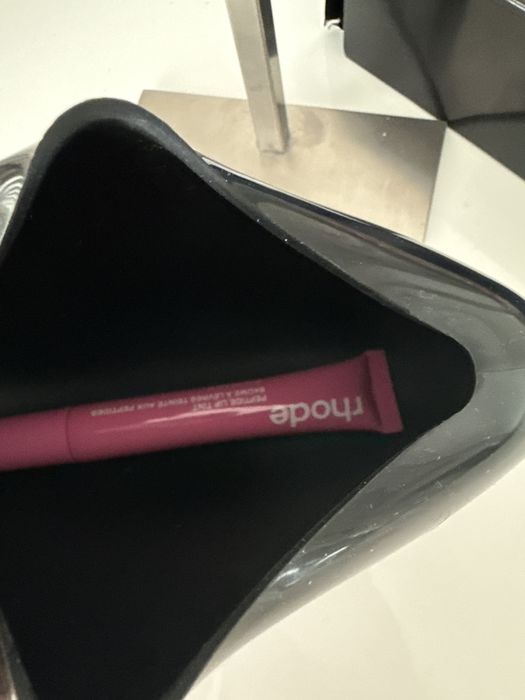 Kosmetyczka  Rhode w kształcie fasolki.
