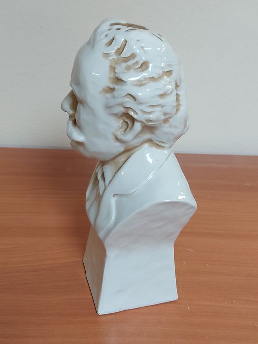 Busto em material da Estatuária