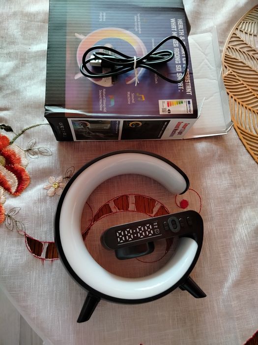 Lampka LED z ładowarka QI, głośnikiem Bluetooth RGB, Radio, Zegar