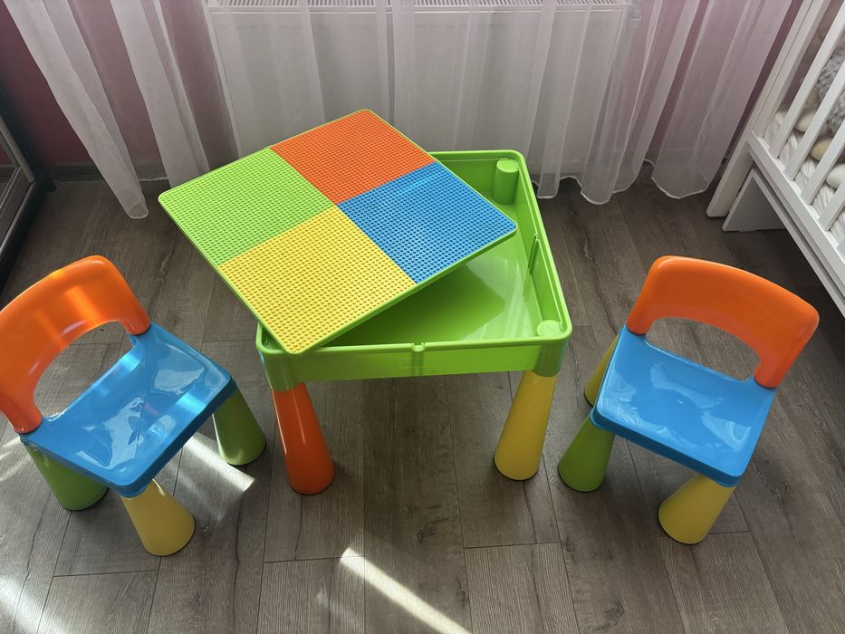 Дитячий стіл  зі стільцями фірми tega baby