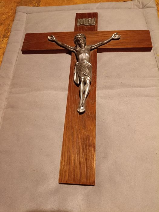 Krzyż drewniany na ścianę